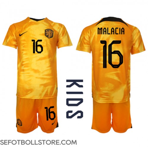 Nederländerna Tyrell Malacia #16 Replika babykläder Hemmaställ Barn VM 2022 Kortärmad (+ korta byxor)